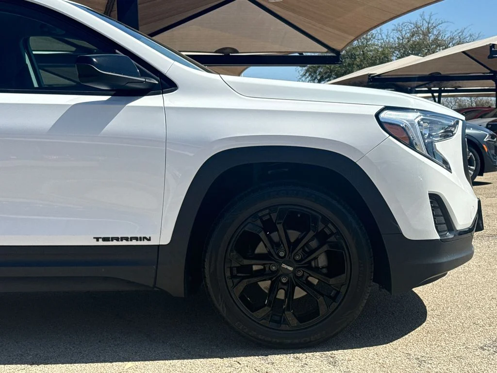 Used 2021 White GMC SLE image 4