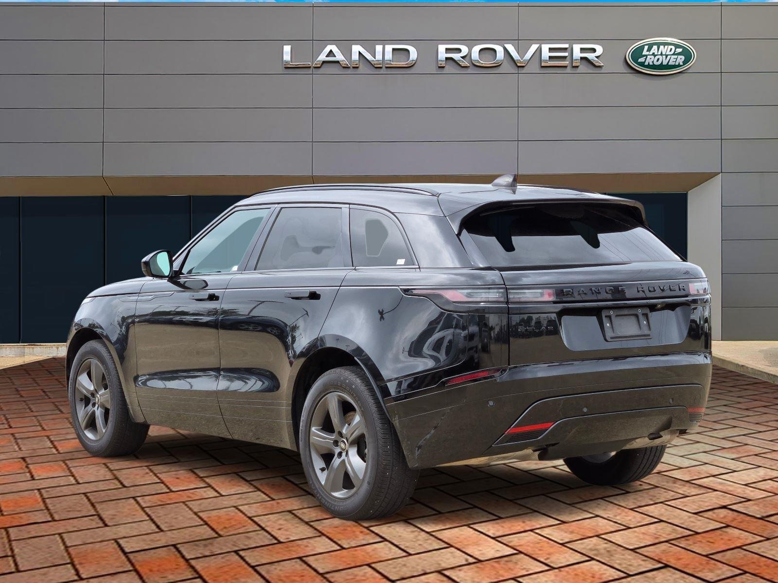 Used 2025 Santorini Black Metallic Land Rover Dynamic SE image 6