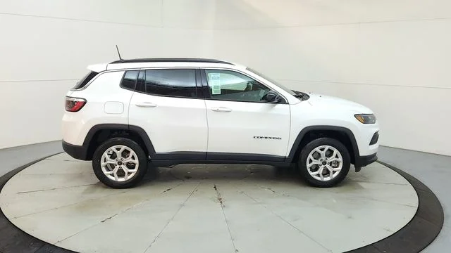 New 2026 Bright White Clear-Coat Exterior Paint Jeep Latitude image 11