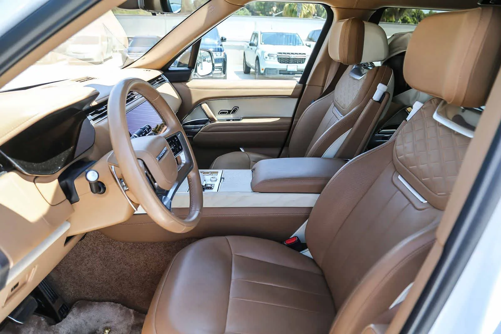 Used 2023 White Land Rover SV image 25