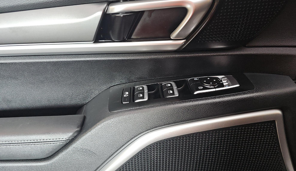 Used 2022 Black Kia LX image 21