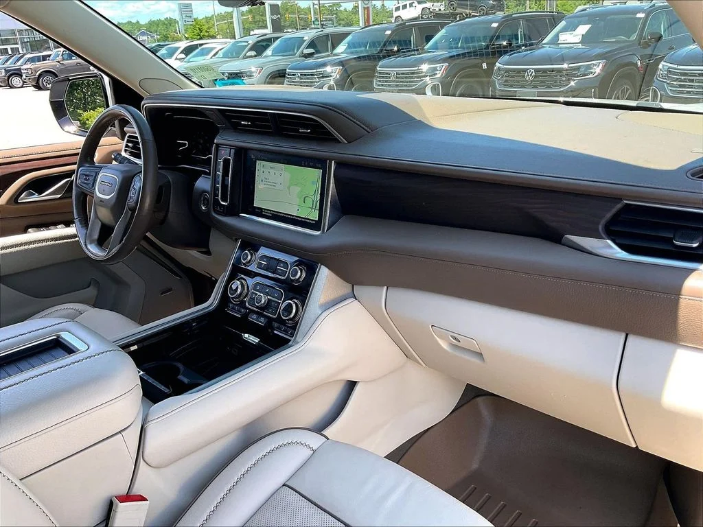 Used 2022 White Frost Tricoat GMC Denali image 13