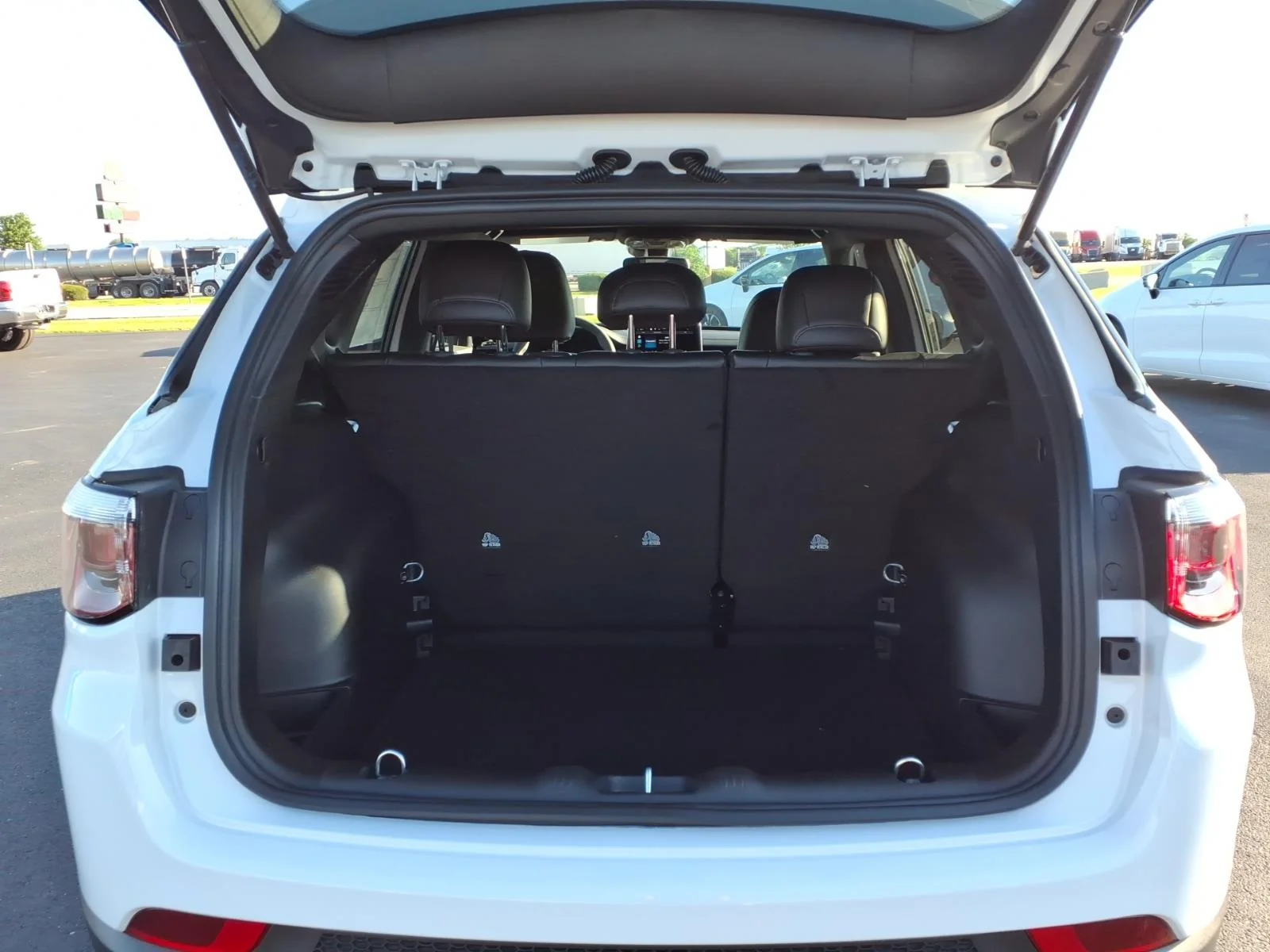 New 2026 Bright White Clear Coat Jeep Latitude Altitude image 10