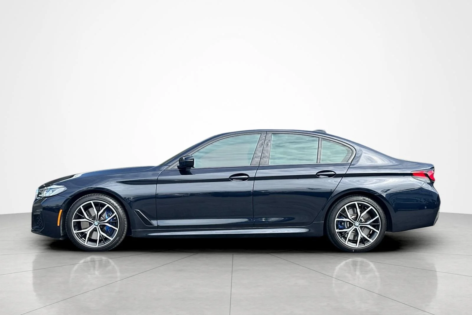 Used 2023 Carbon Black Metallic BMW 540i xDrive image 2