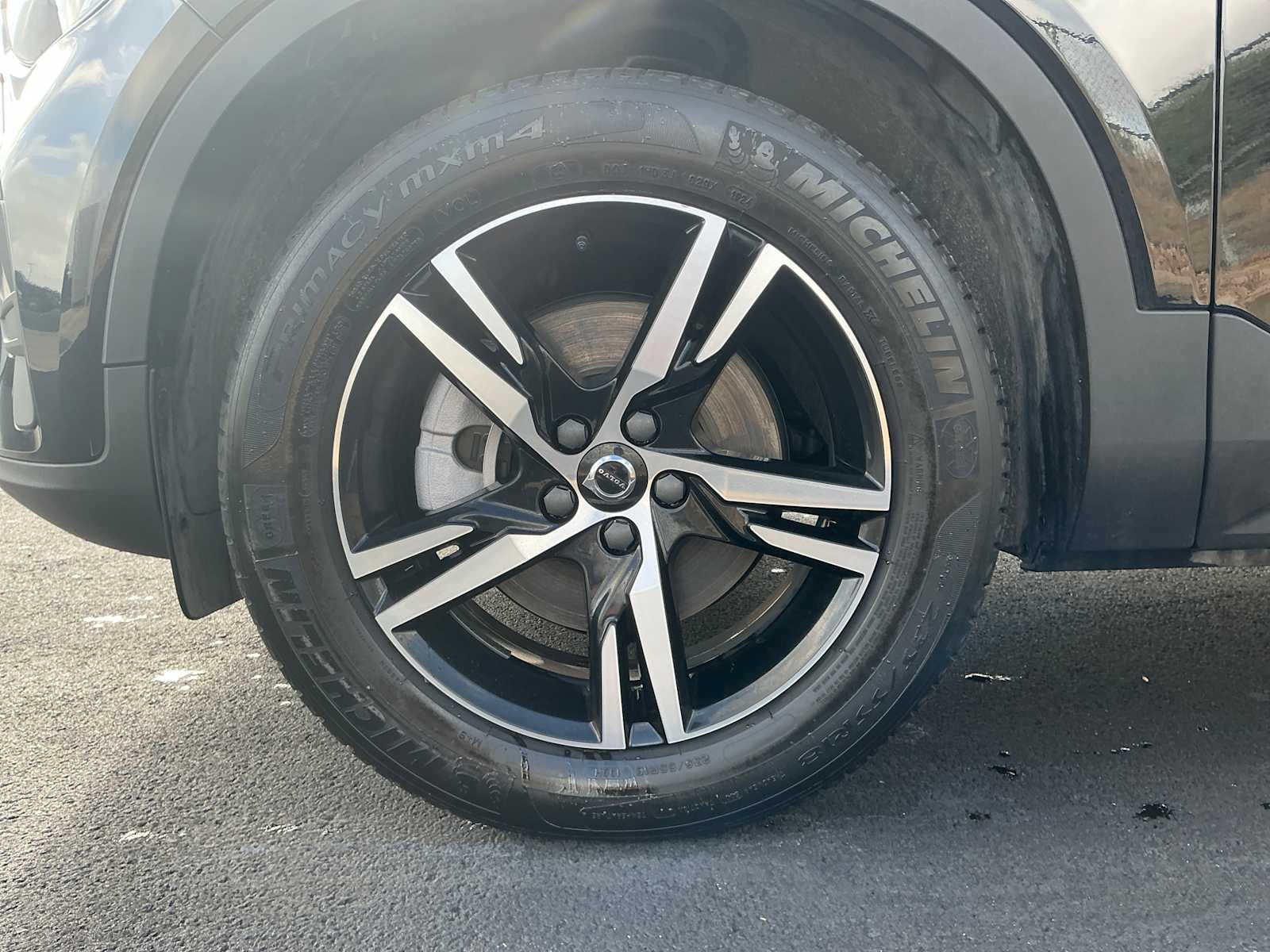 Used 2025 Onyx Black Metallic Volvo Core Bright Theme image 9