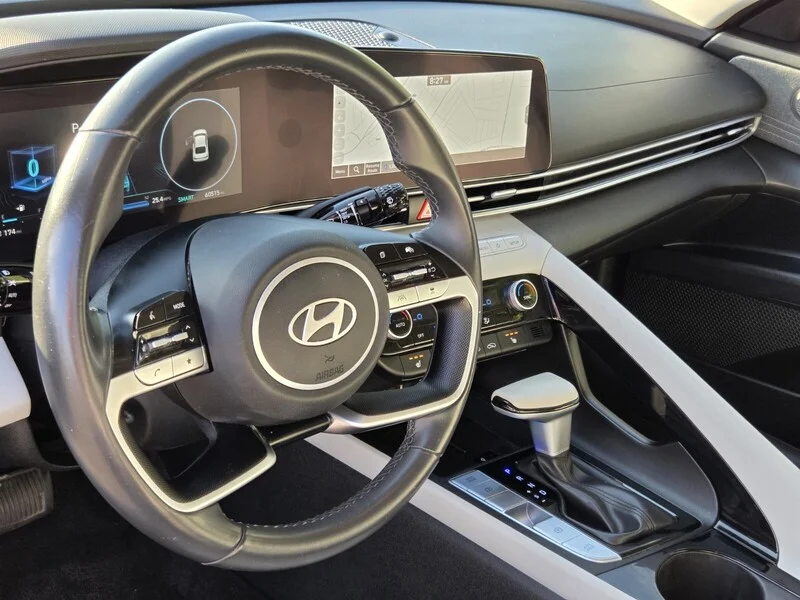 Used 2025 White HYUNDAI LIMITED image 9