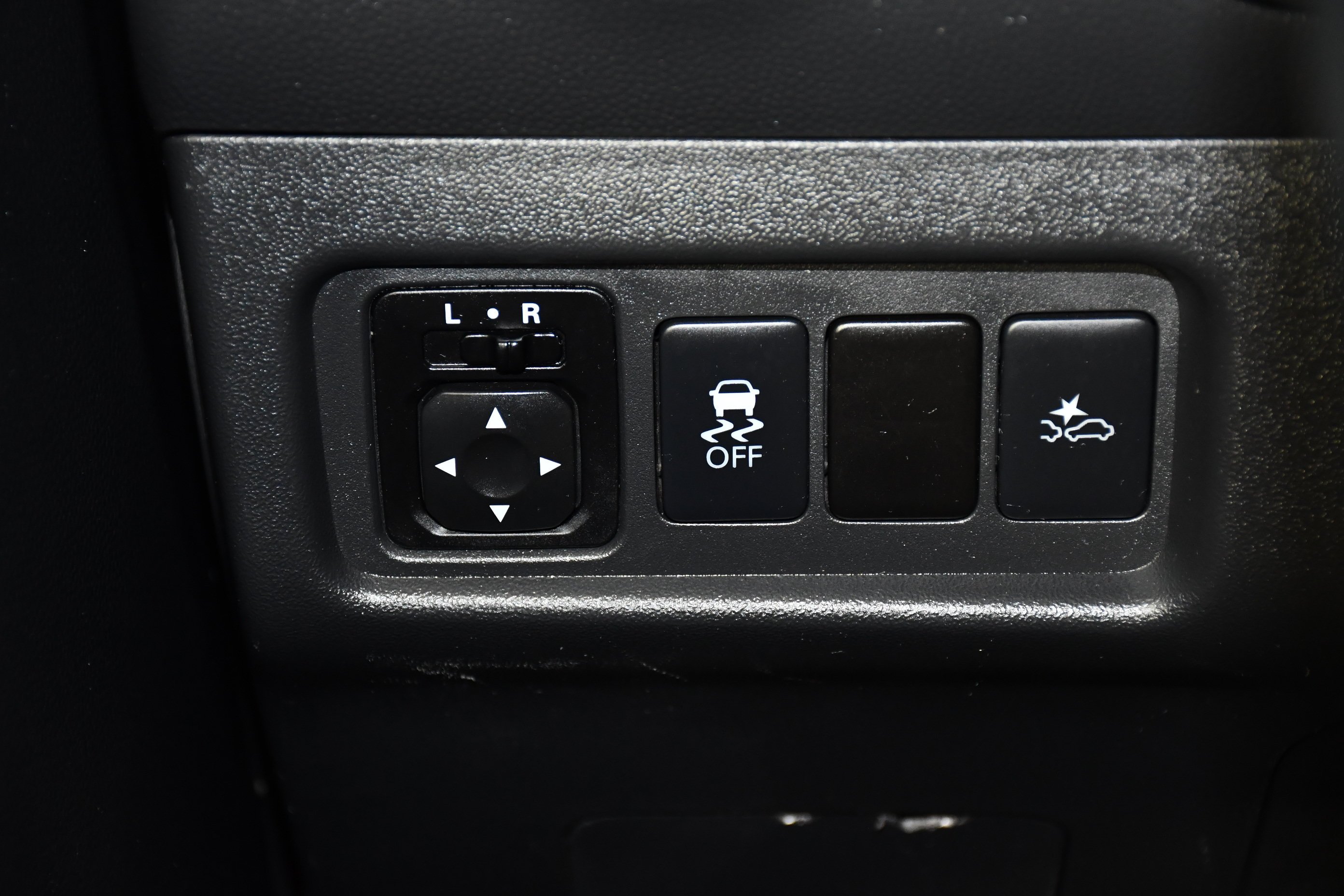 Used 2022 White Mitsubishi Black Edition image 33