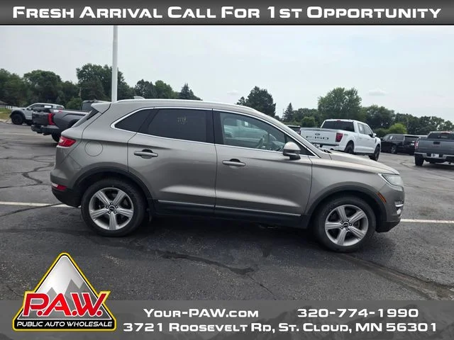 Used 2017 Silver Lincoln Premiere image 1