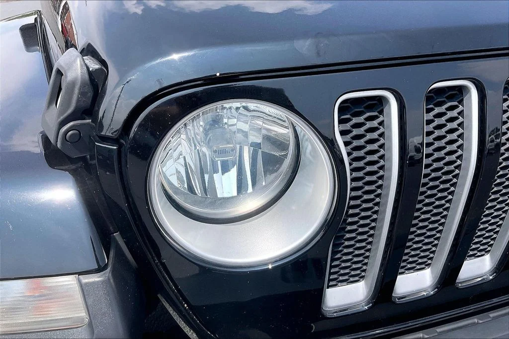 Used 2018 Black Jeep Unlimited Sahara image 27