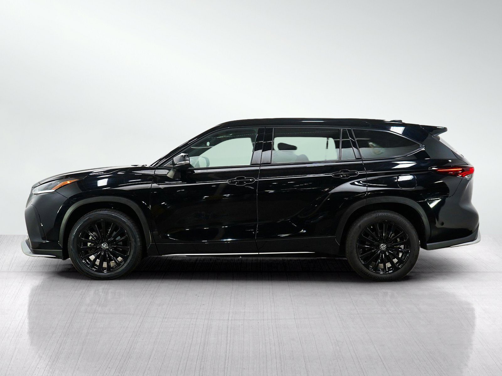 Used 2025 Toyota Highlander XSE with VIN 5TDKDRBH2SS576354 for sale in Minneapolis, Minnesota