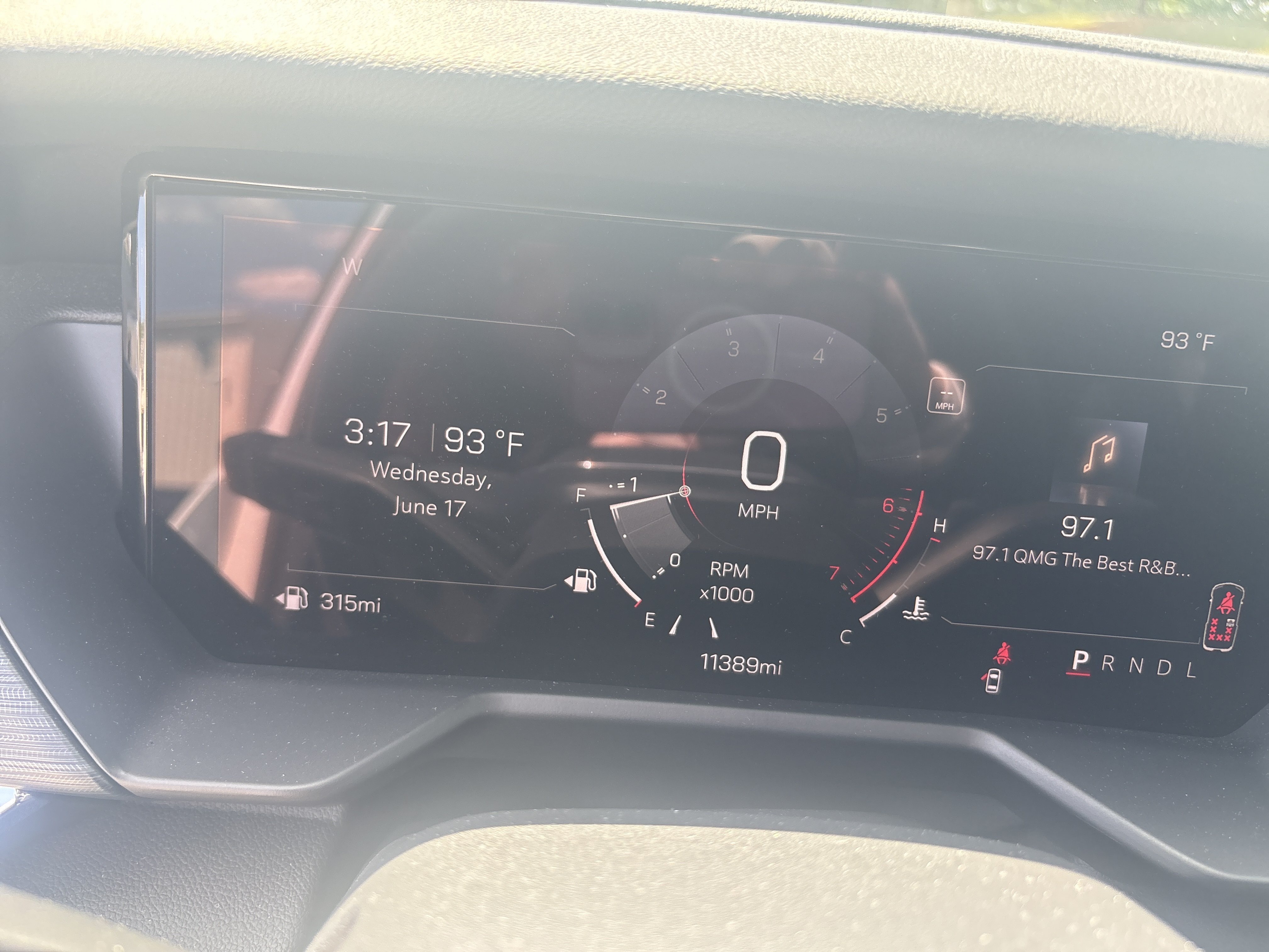 Used 2024 Summit White GMC FWD Elevation image 18