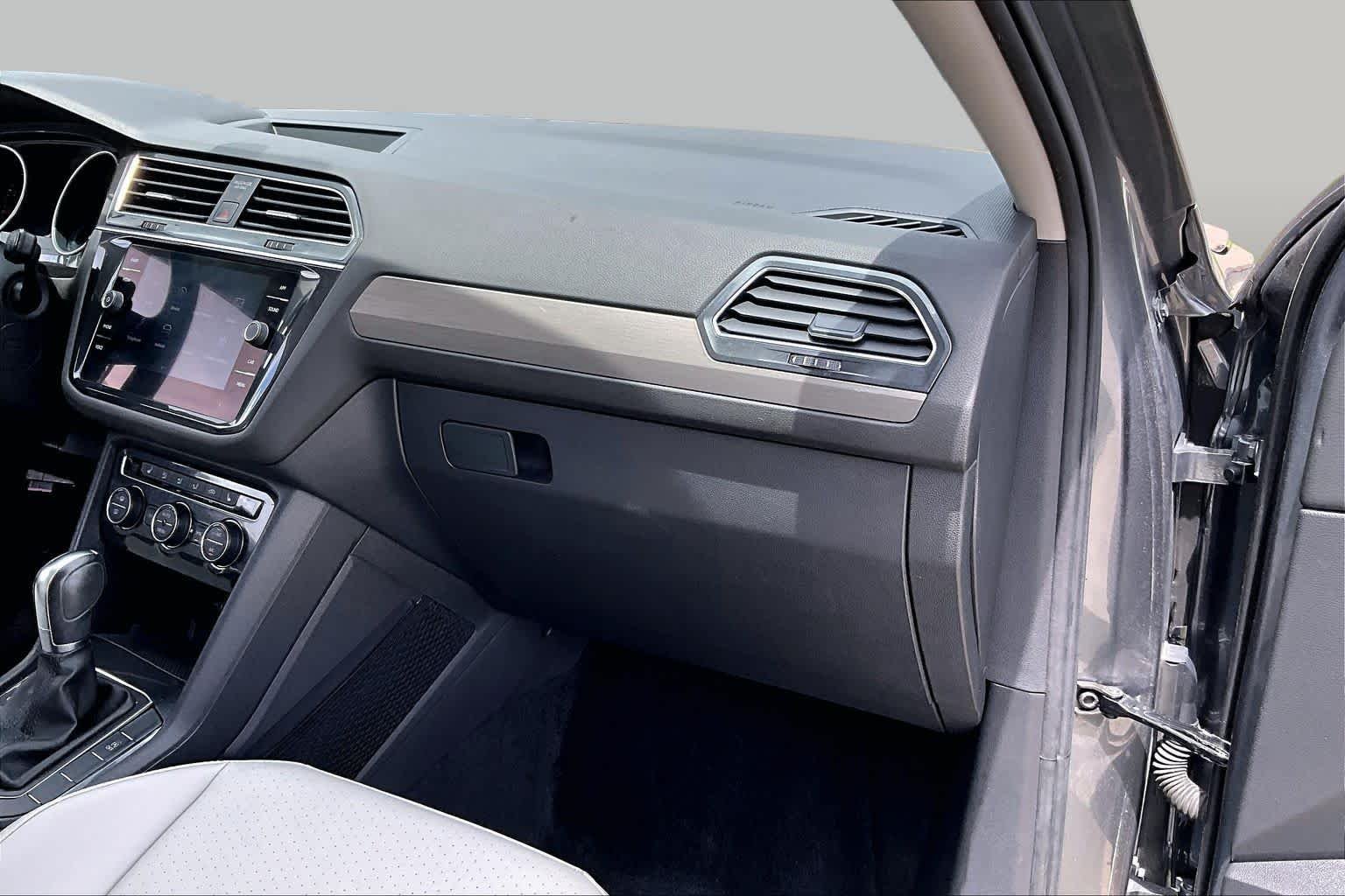 Used 2019 Platinum Gray Metallic Volkswagen SE image 16