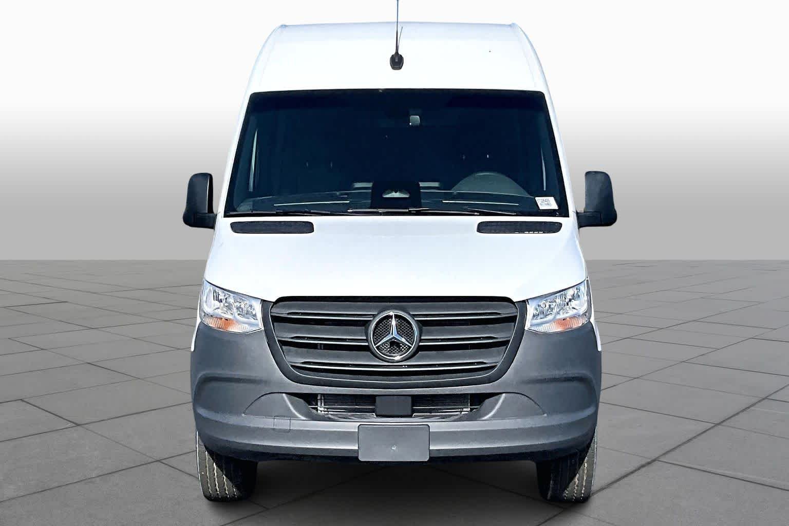 New 2025 Arctic+White Mercedes-Benz  image 3