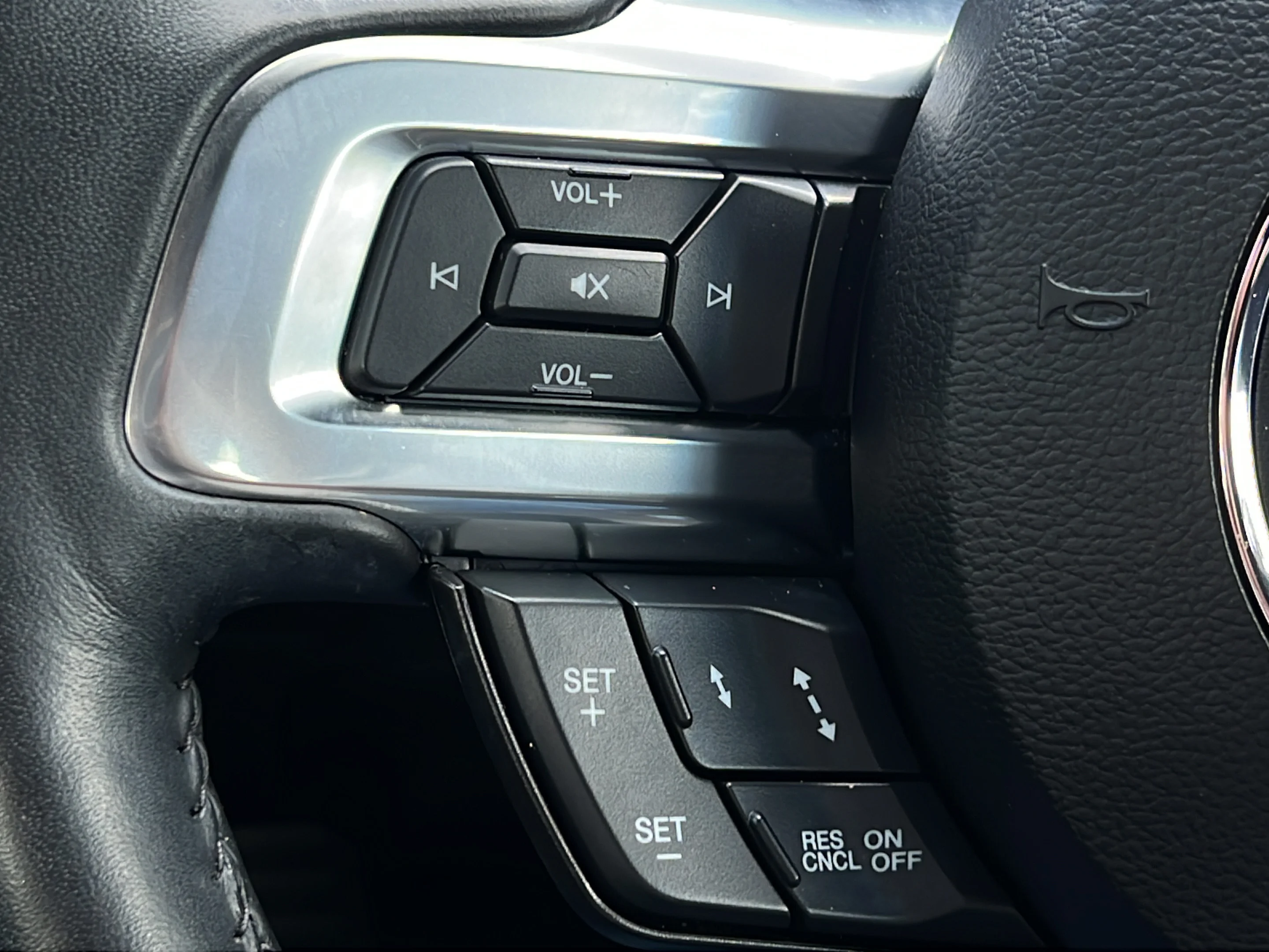 Used 2022 Silver Metallic Ford GT Premium image 18