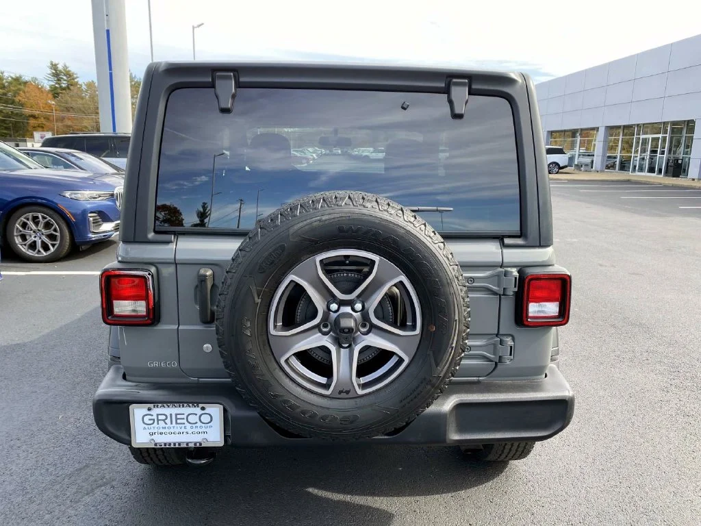Used 2019 Gray Clearcoat Jeep Sport S image 4