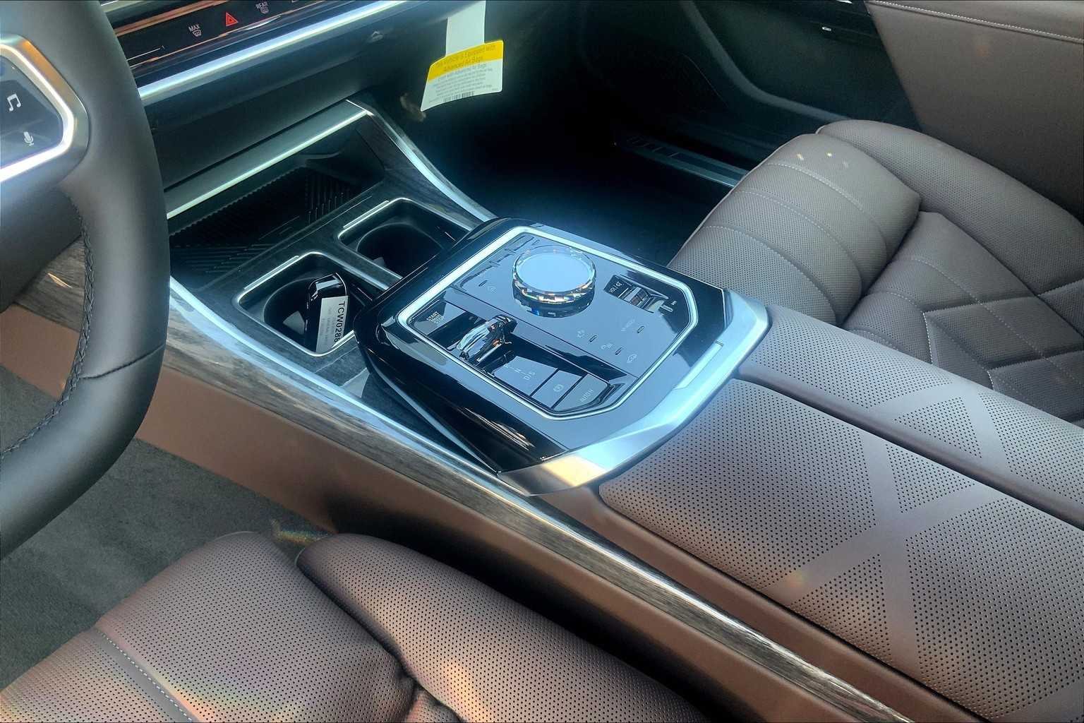 2026 BMW 7 Series 750e - Photo 8