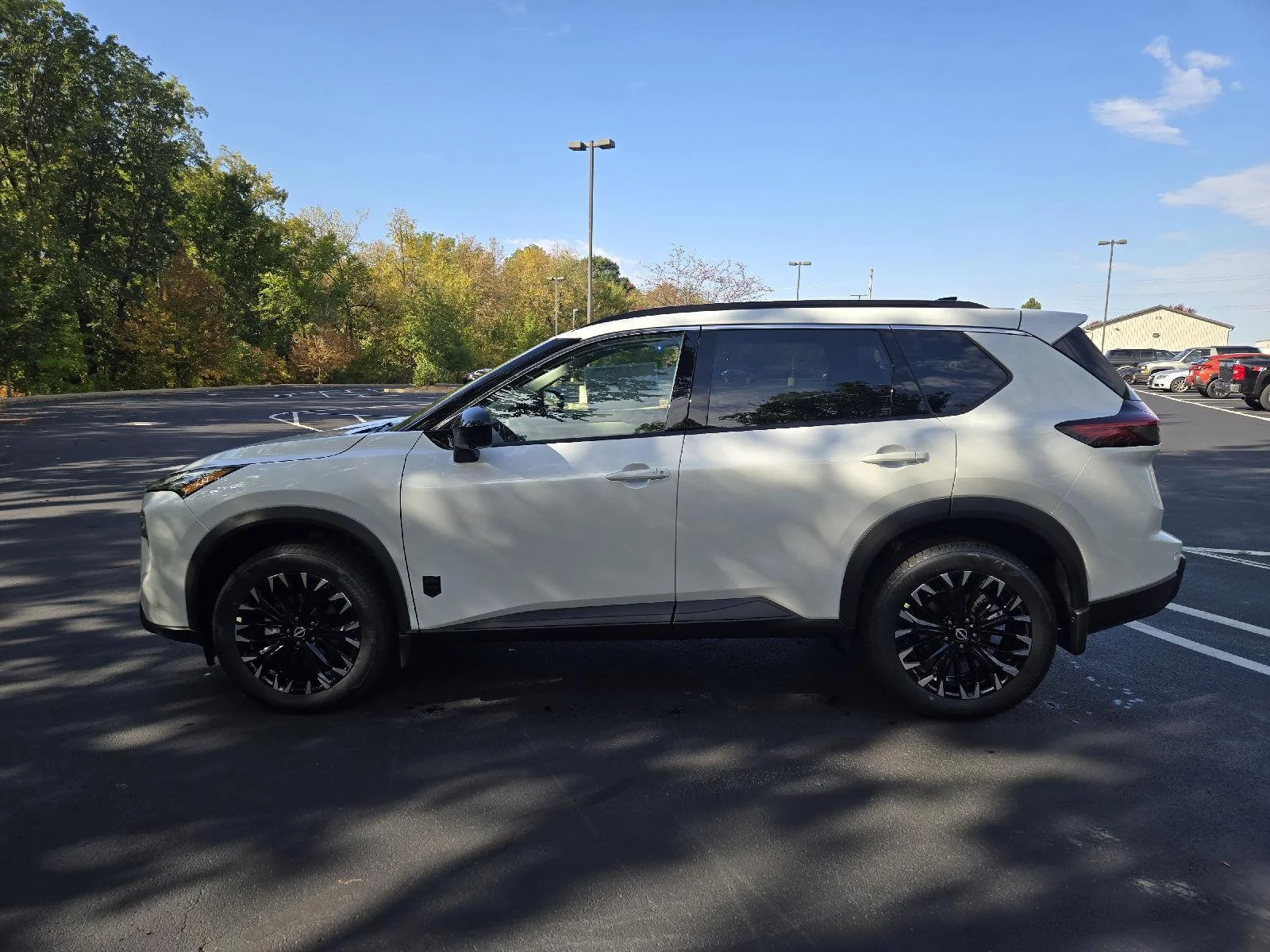New 2026 Everest White Pearl Tricoat Nissan Dark Armor image 5