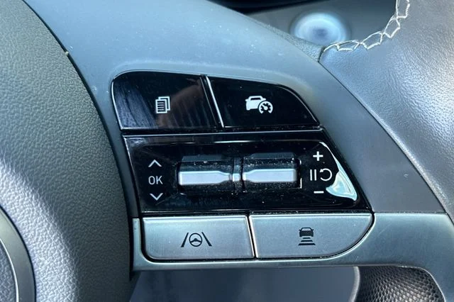 Used 2025 White Hyundai SEL Convenience image 29