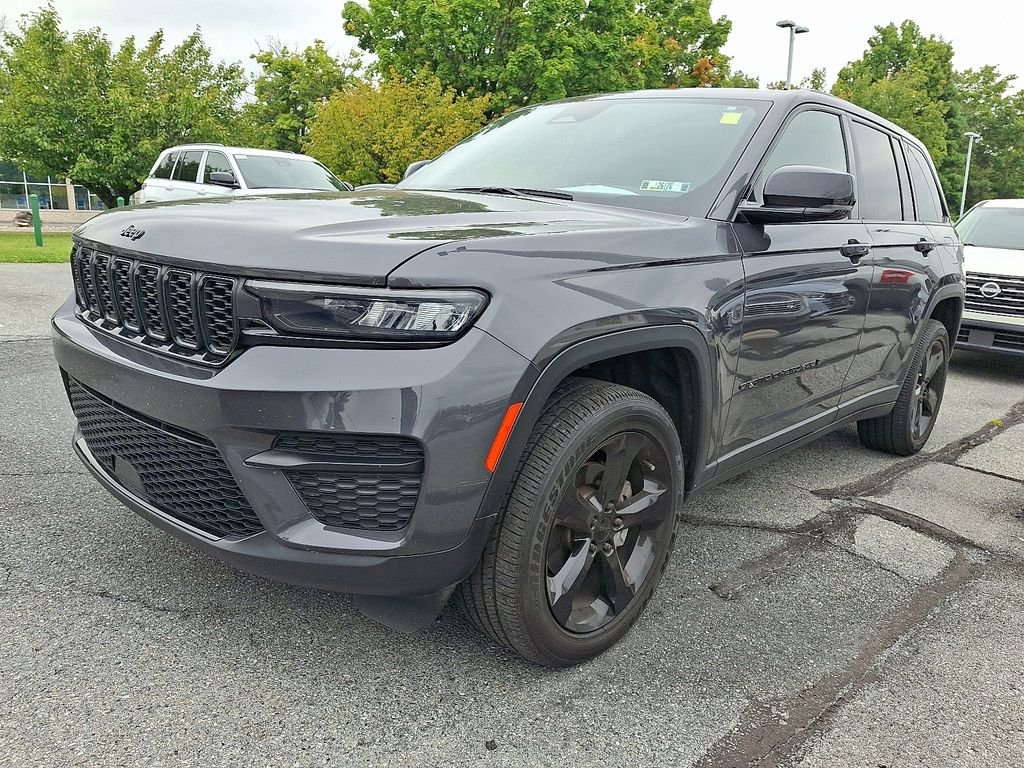 Used 2024 Gray Jeep Altitude image 3