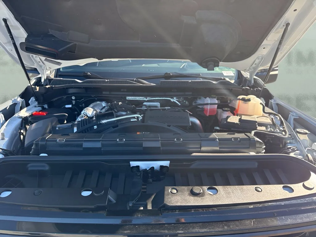 Used 2025 White GMC AT4X image 31