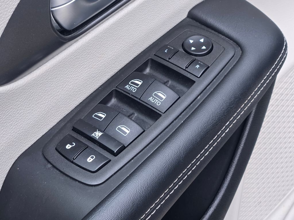 2023 Chrysler Pacifica Touring L - Photo 29