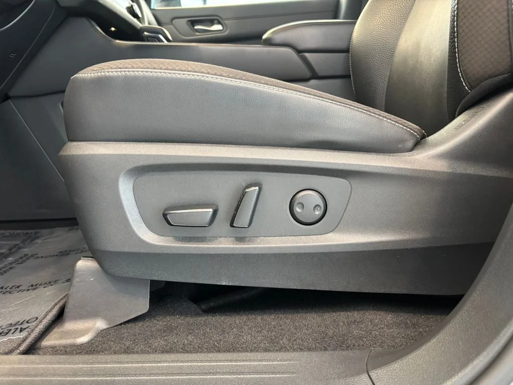 Used 2022 Gray Nissan SL image 16