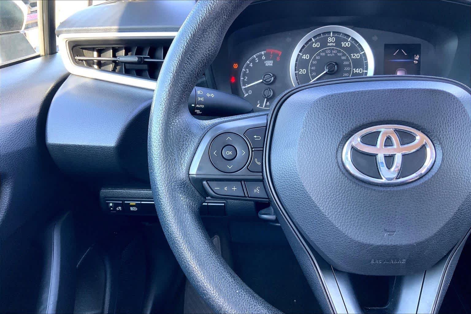 Used 2022 White Toyota LE image 23