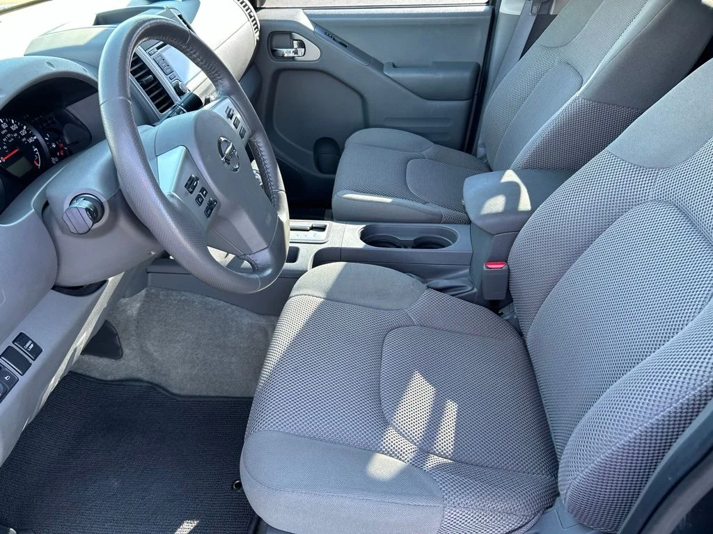 Used 2016 Arctic Blue Metallic Nissan SV image 17