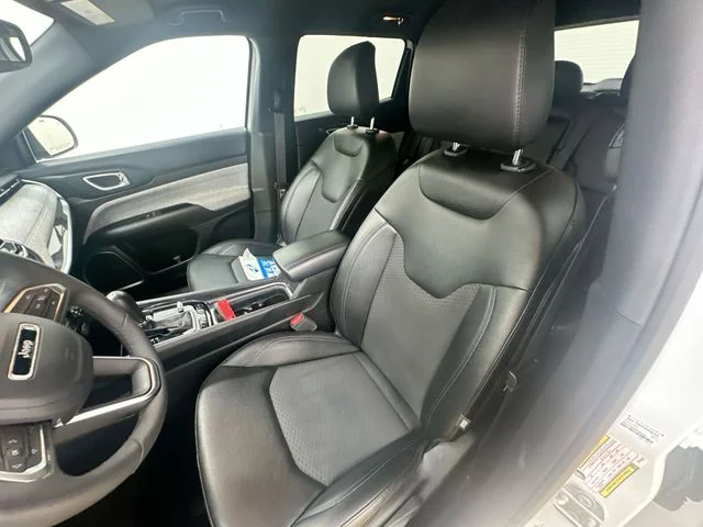 Used 2024 White Jeep Latitude image 14