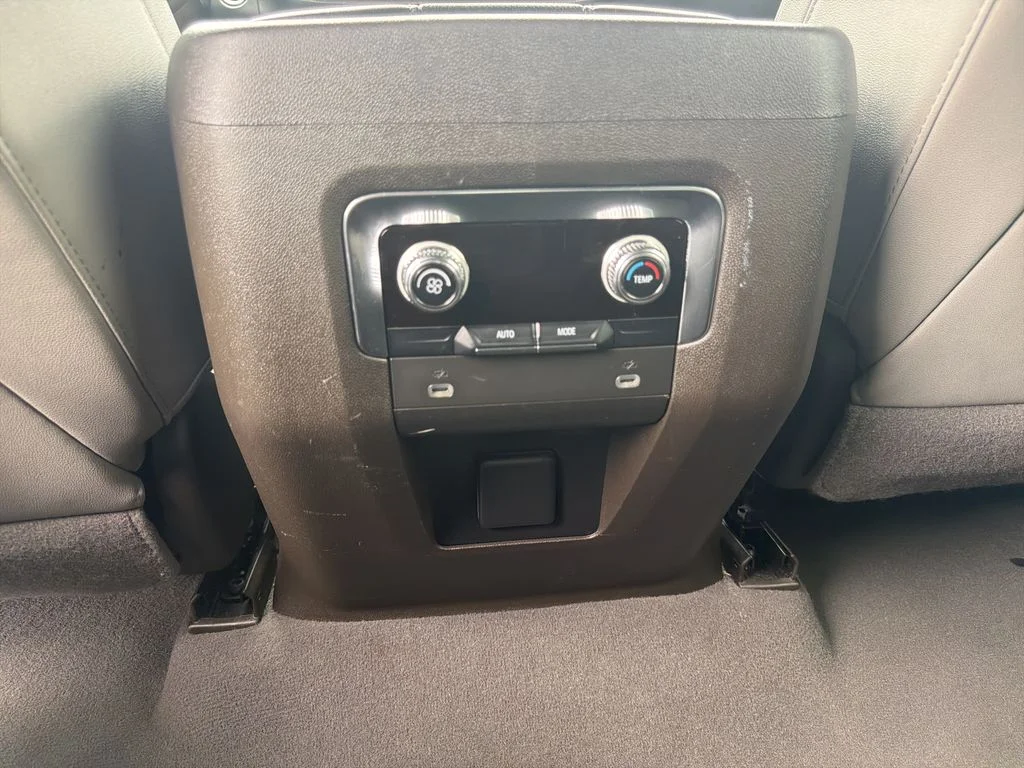 Used 2023 White GMC SLT image 22