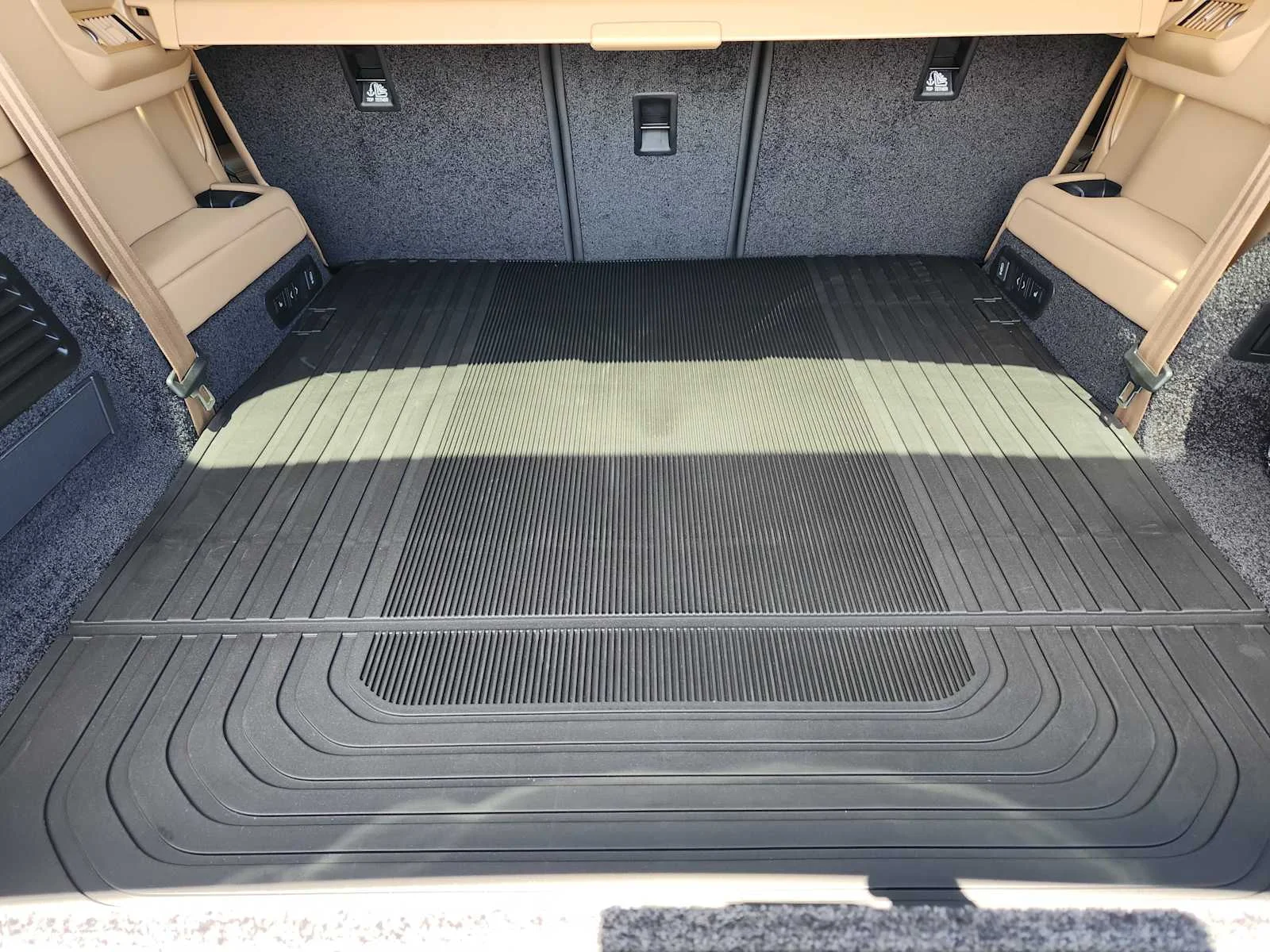 New 2026 British Racing Green LAND ROVER SE LWB 7-Seats / V8 image 31