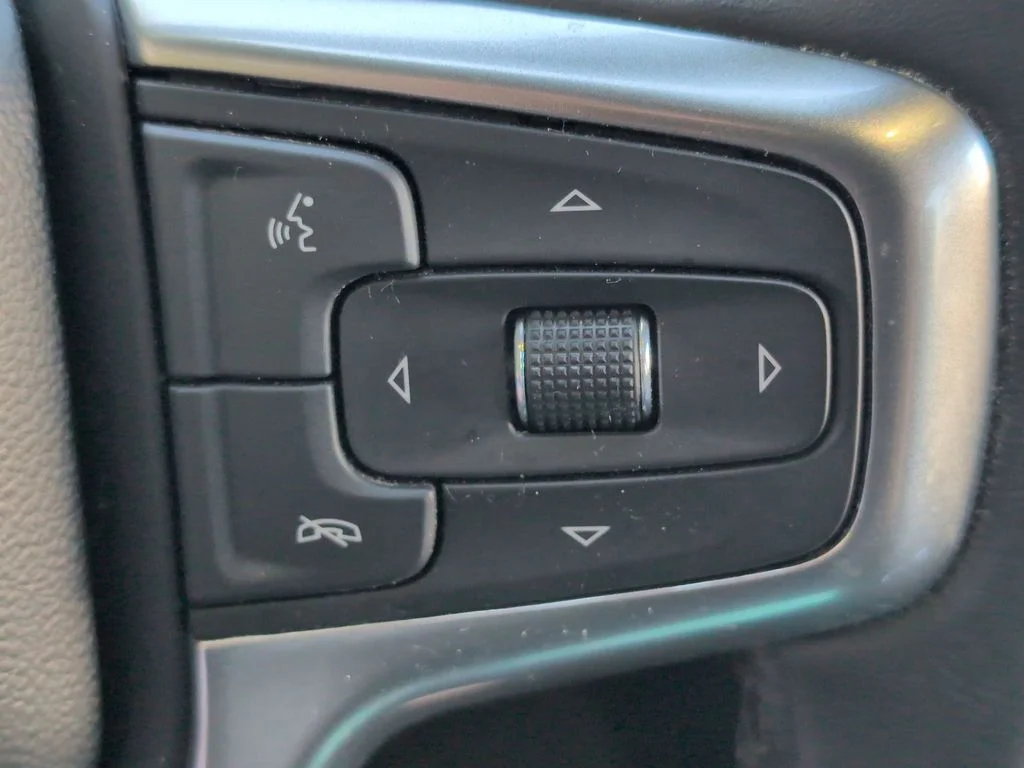 Used 2022 Gray Chevrolet Z71 image 21