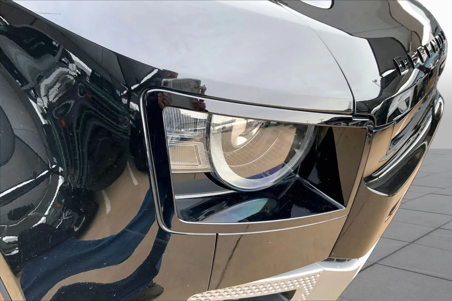 Used 2020 Santorini Black Metallic Land Rover SE image 26