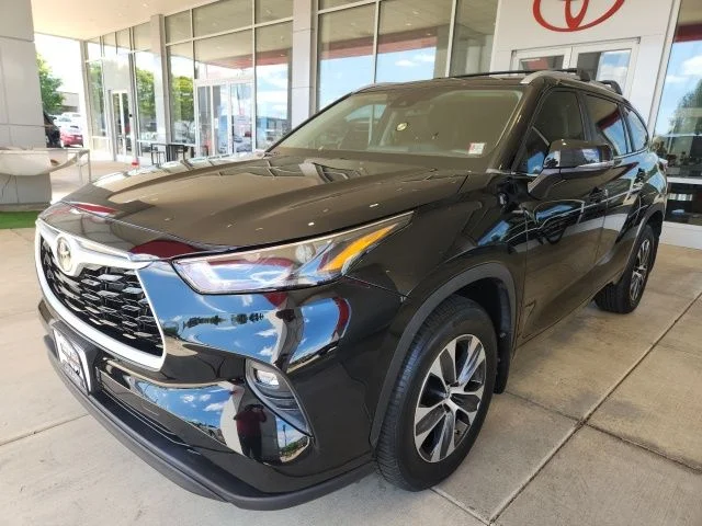 Used 2023 Black Toyota XLE image 6