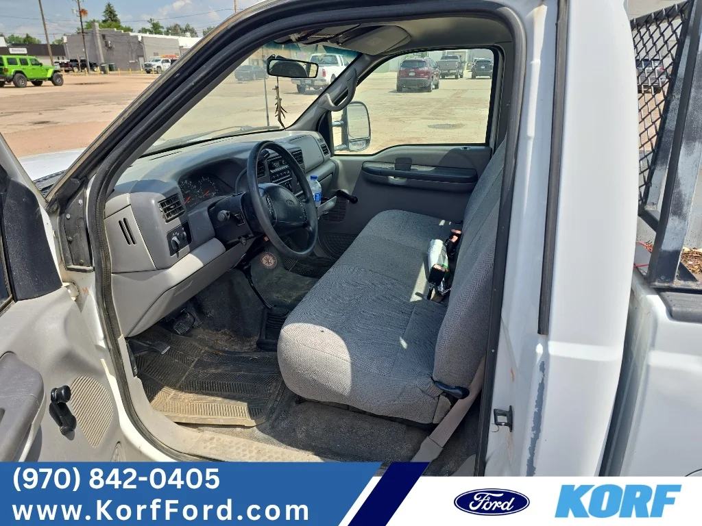 Used 2001 White Ford XL image 1