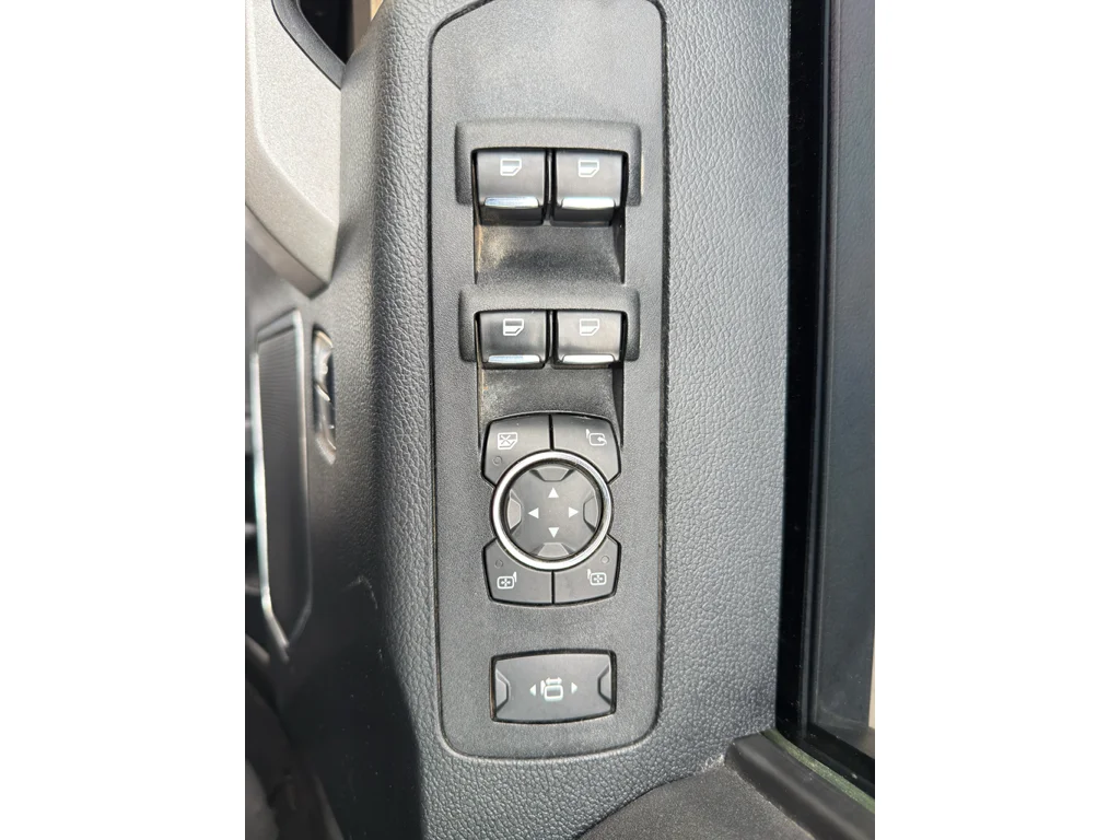 Used 2018 White Platinum Metallic Tri-Coat Ford LARIAT image 17