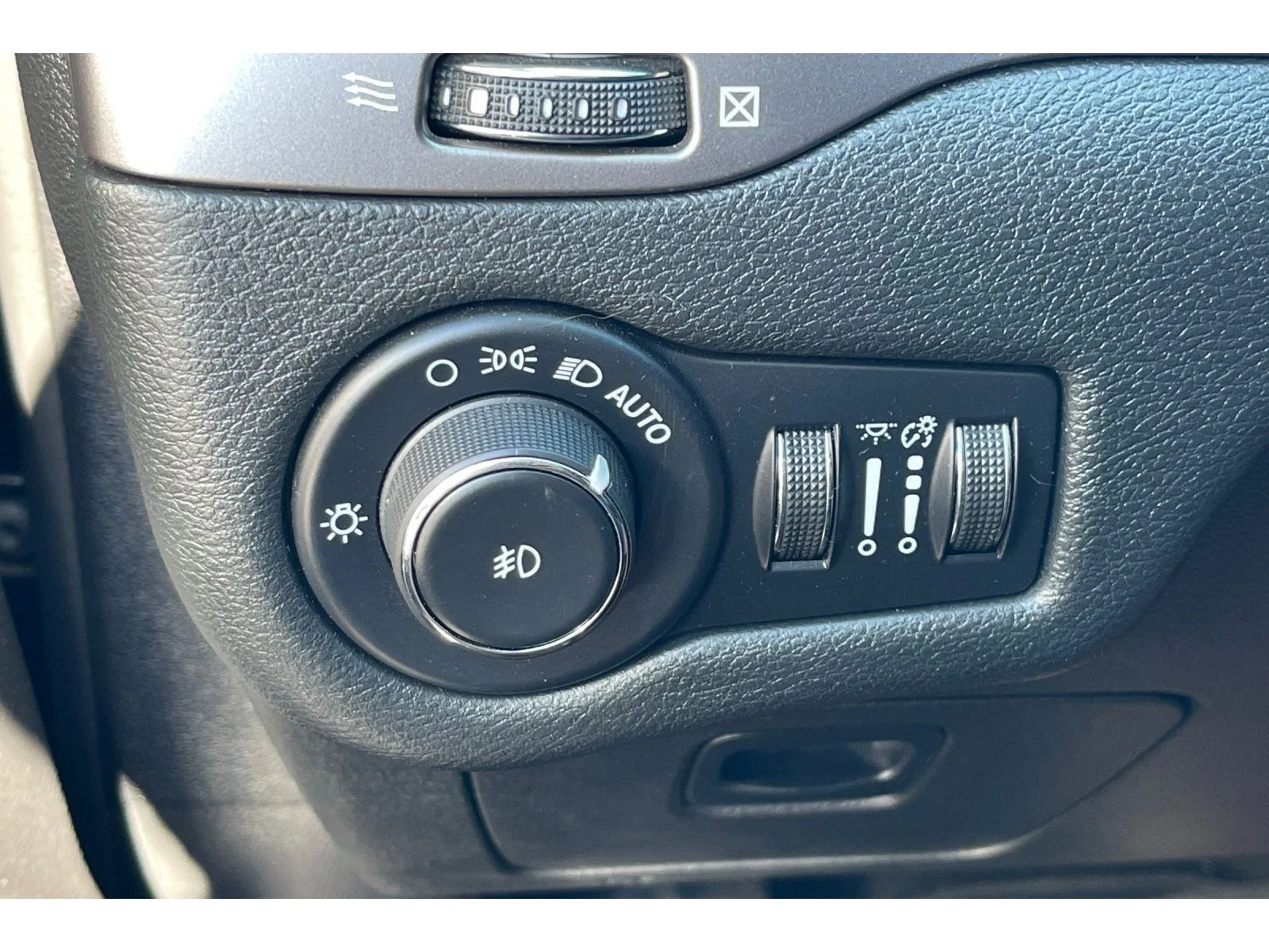 Used 2021 Diamond Black Crystal Pearlcoat Jeep Latitude Lux image 40