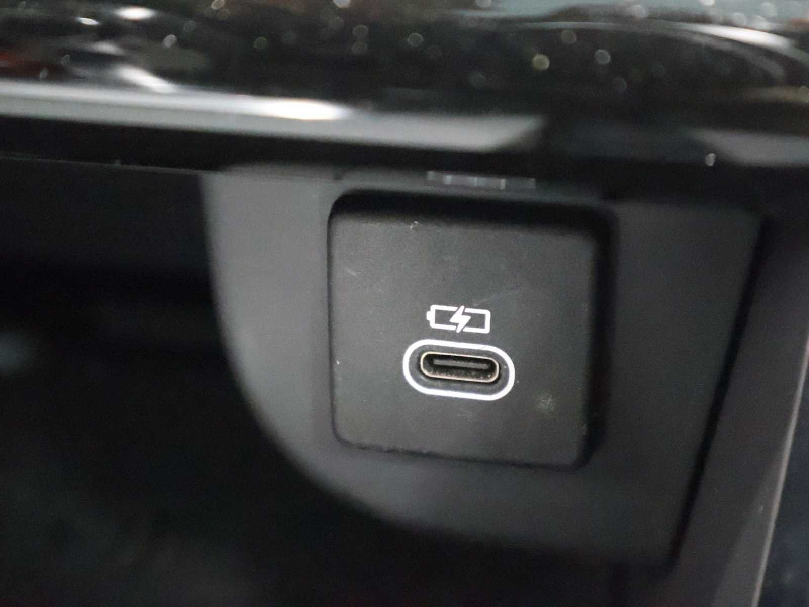 Used 2022  Land Rover S R-Dynamic image 33