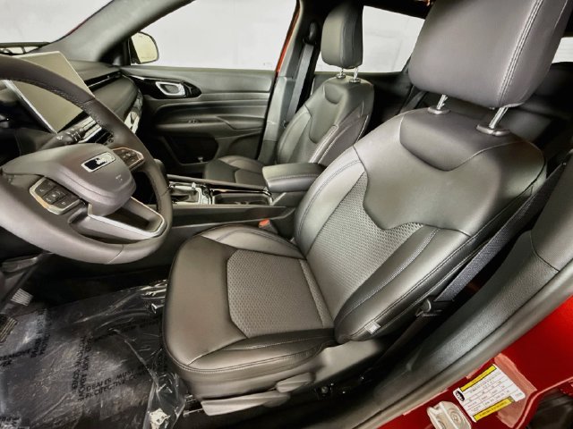 New 2026 Red Hot Pearl-Coat Exterior Paint Jeep Latitude image 19