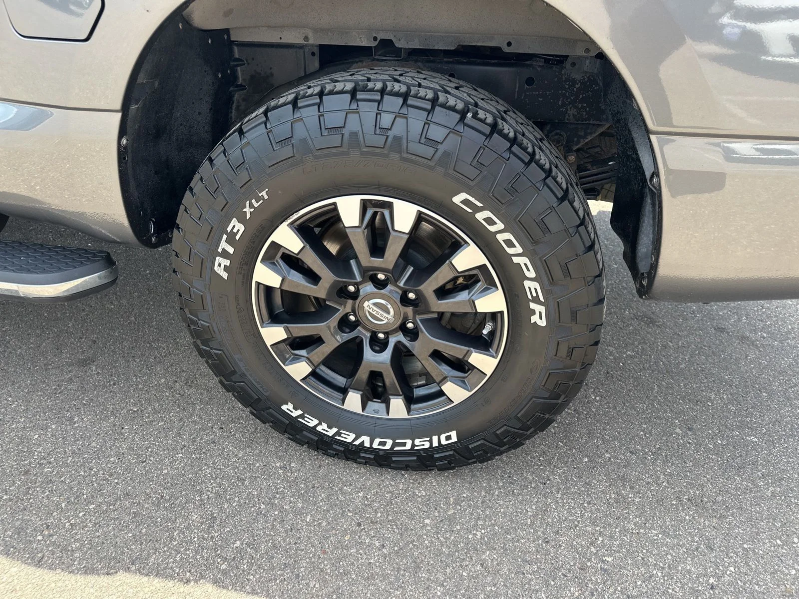 Used 2019 Gray Nissan SL image 7