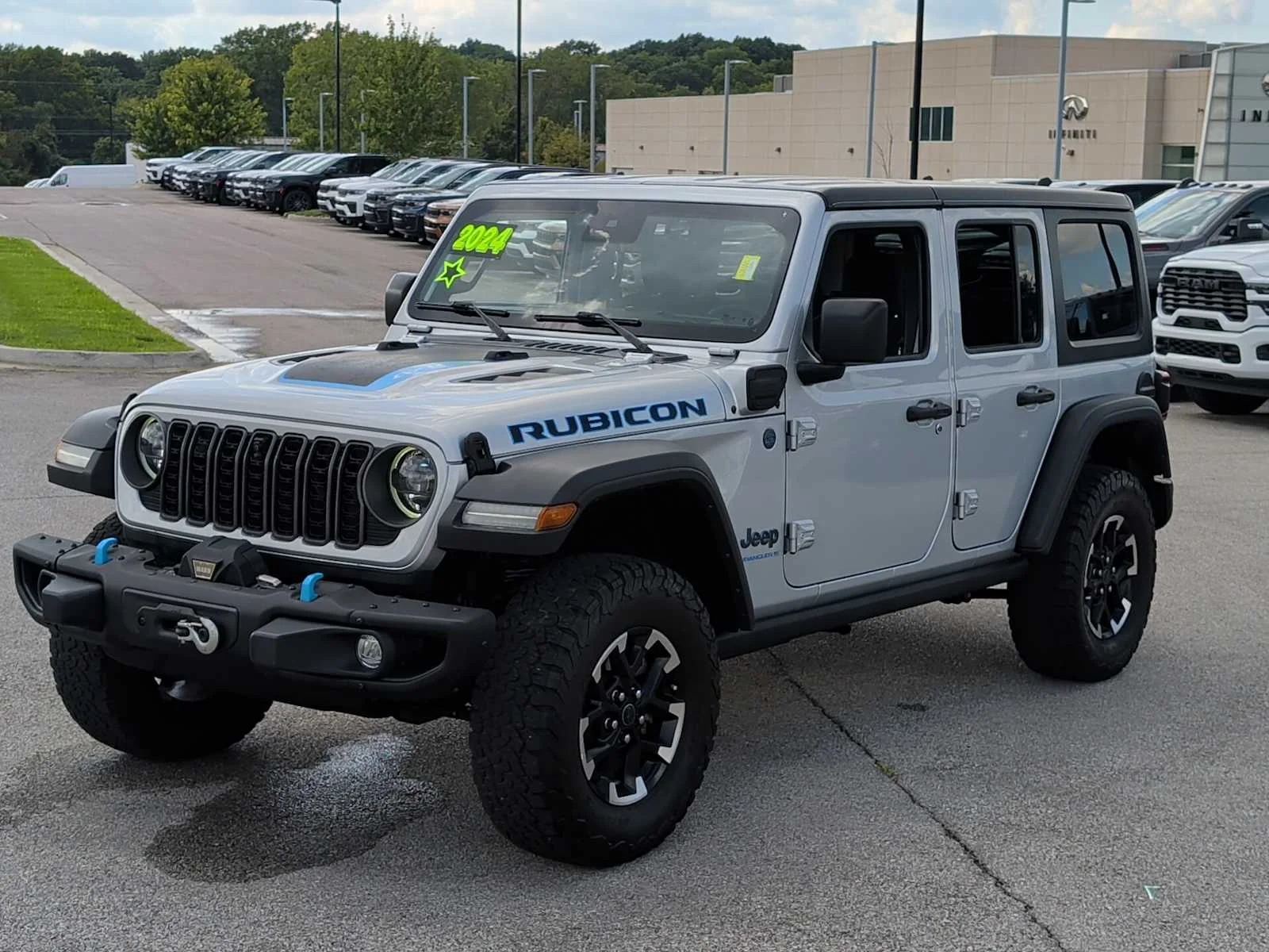 Used 2024 Silver Zynith Clearcoat Jeep Rubicon image 4