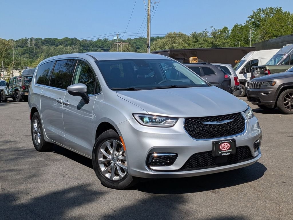 2023 Chrysler Pacifica Touring L AWD's photo