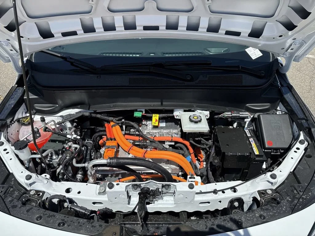 New 2027 Summit White Chevrolet LT image 30