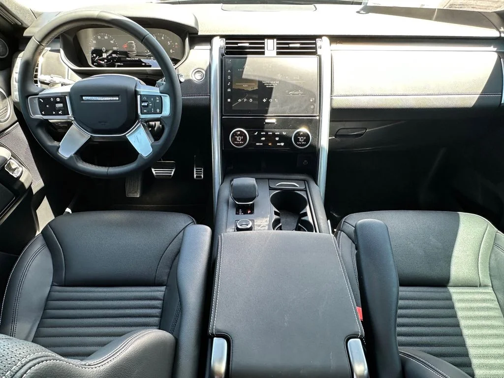 Used 2025  Land Rover Dynamic SE image 23