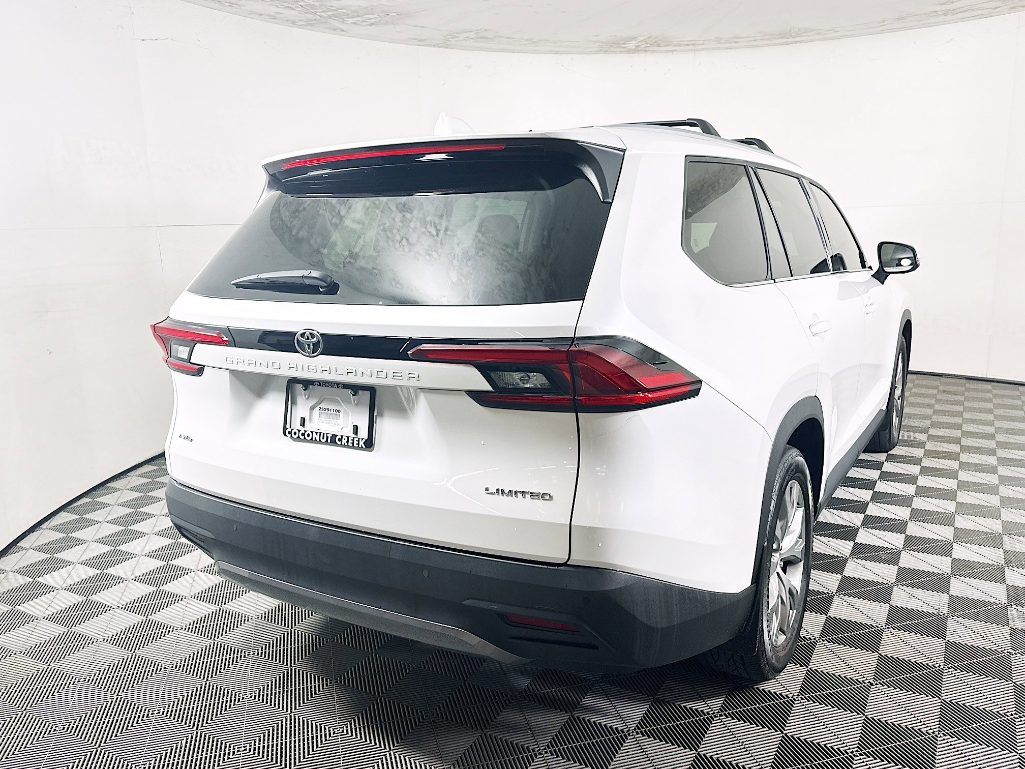 2025 Toyota Grand thumbnail 5