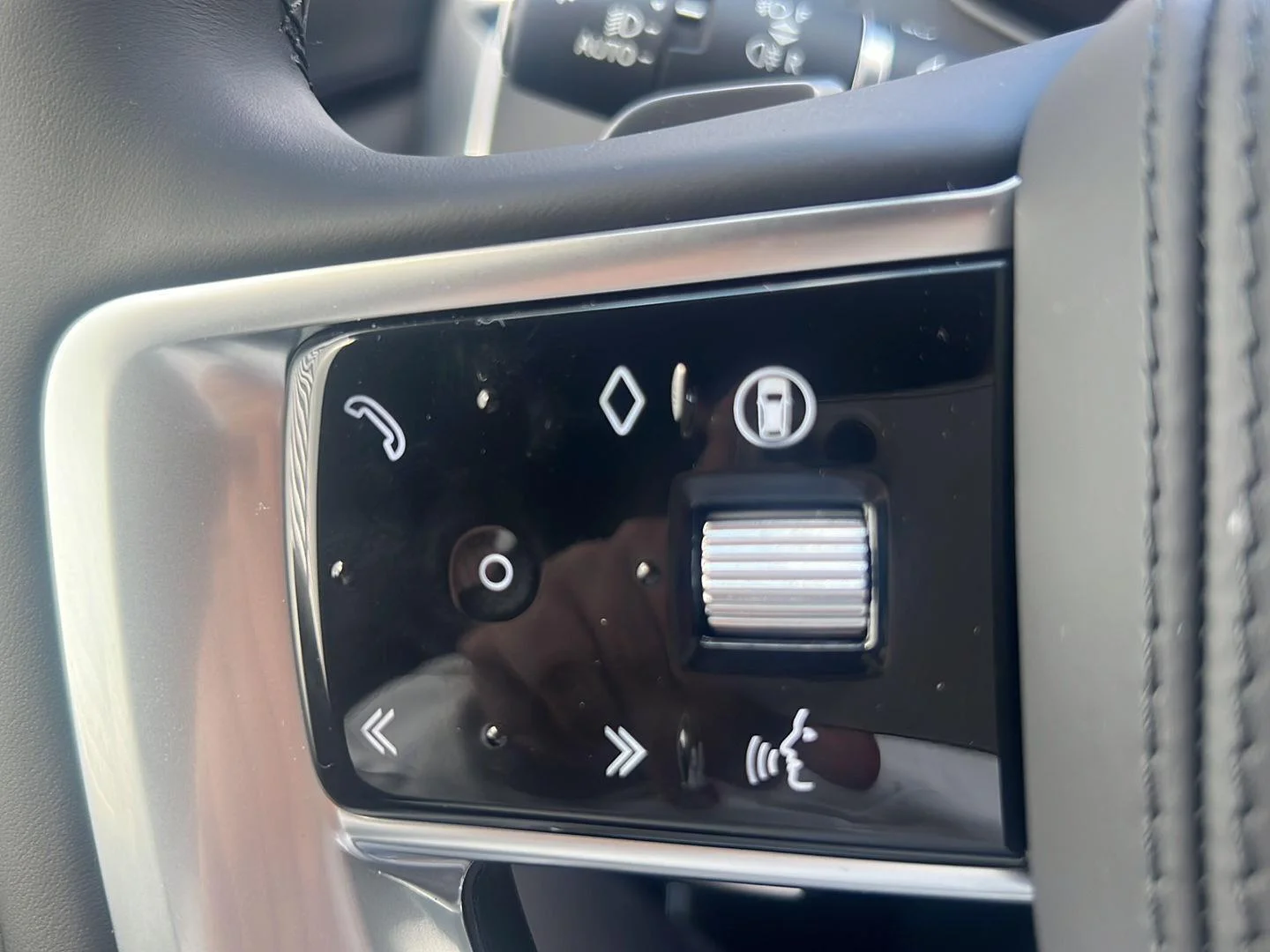 New 2026 Eiger Grey Metallic Land Rover SE image 13