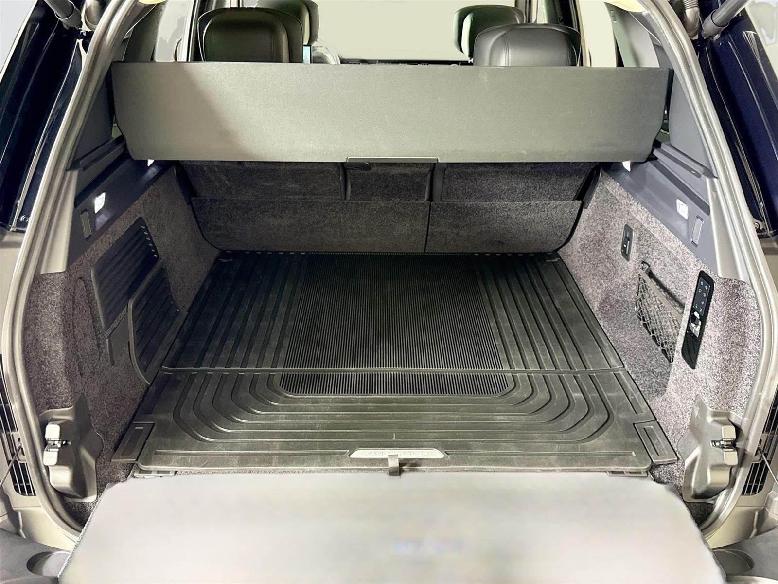 Used 2024 Ligurian Black SV Bespoke Ultra Metallic Gloss Land Rover Autobiography | Meridian 3D Sound | Rear TVs image 28