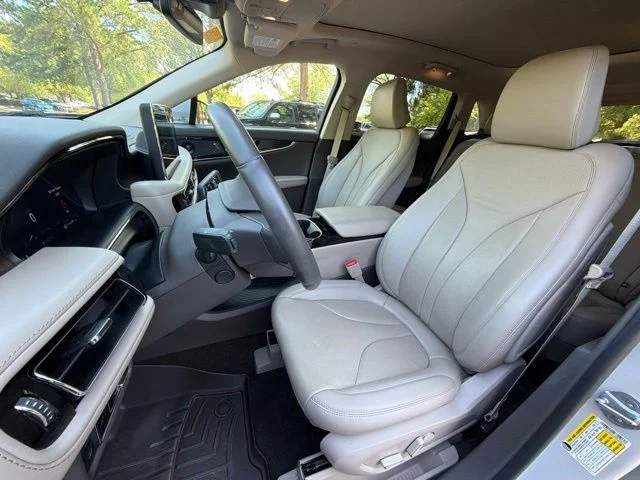 Used 2021 White Lincoln Reserve image 10