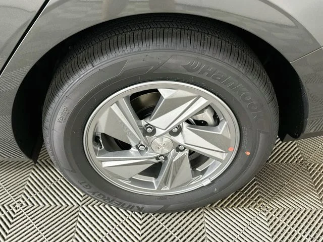 New 2026 Hyundai ELANTRA SE