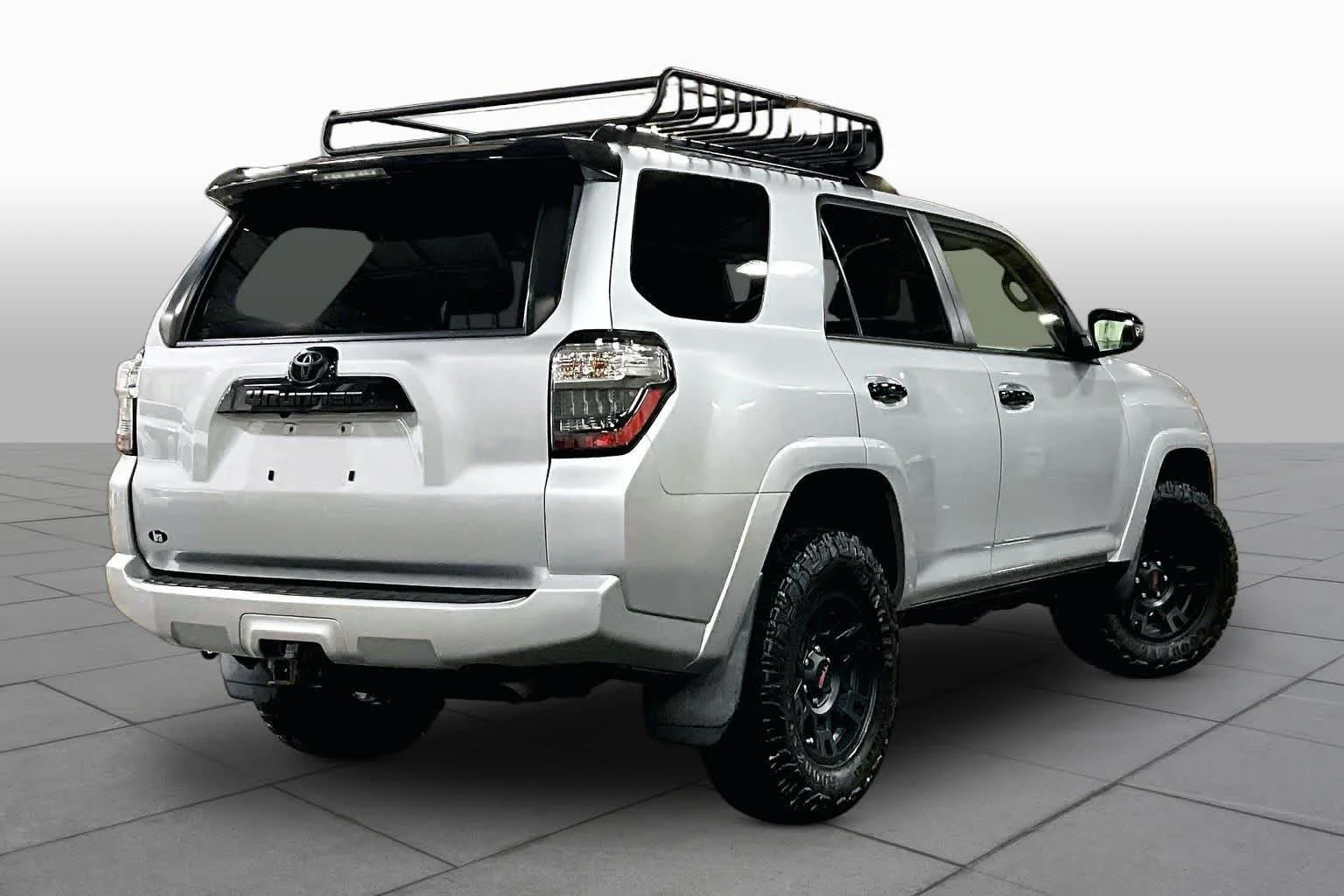 Used 2021 Classic Silver Metallic Toyota Venture image 13